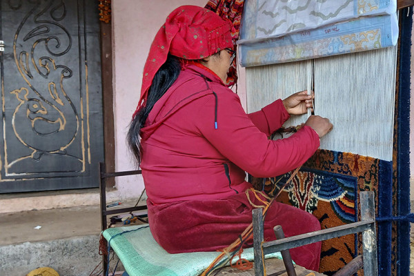 ज्याला उठाउनै मुस्किल भएपछि गलैँचा बुन्न छाड्दै महिला